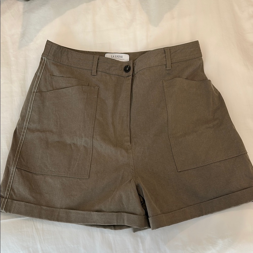 La Ligne Canvas Shorts in Mushroom